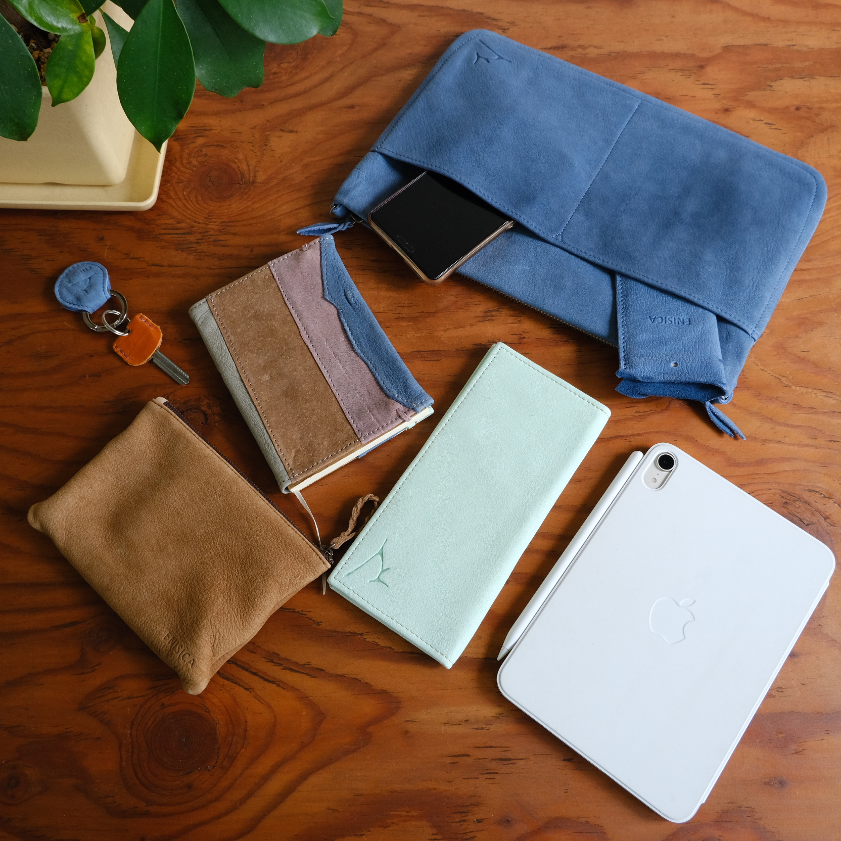 ハンシカ・サコッシュってどのぐらい入る？ | 縁をむすぶ鹿の革 ENISICA